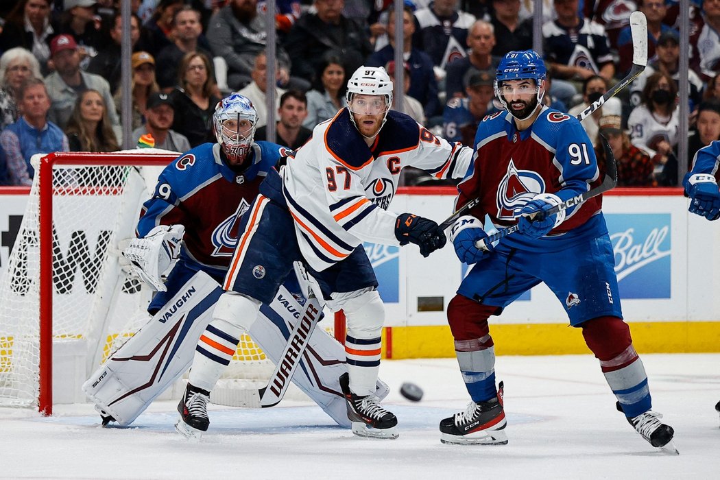 Český gólman Pavel Francouz v dresu Colorada v play off proti Edmontonu, kde vychytal čisté konto