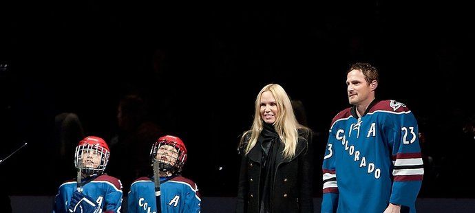 Milan Hejduk s rodinou při slavnostním ceremoniálu na počest jeho tisícího utkání v NHL.