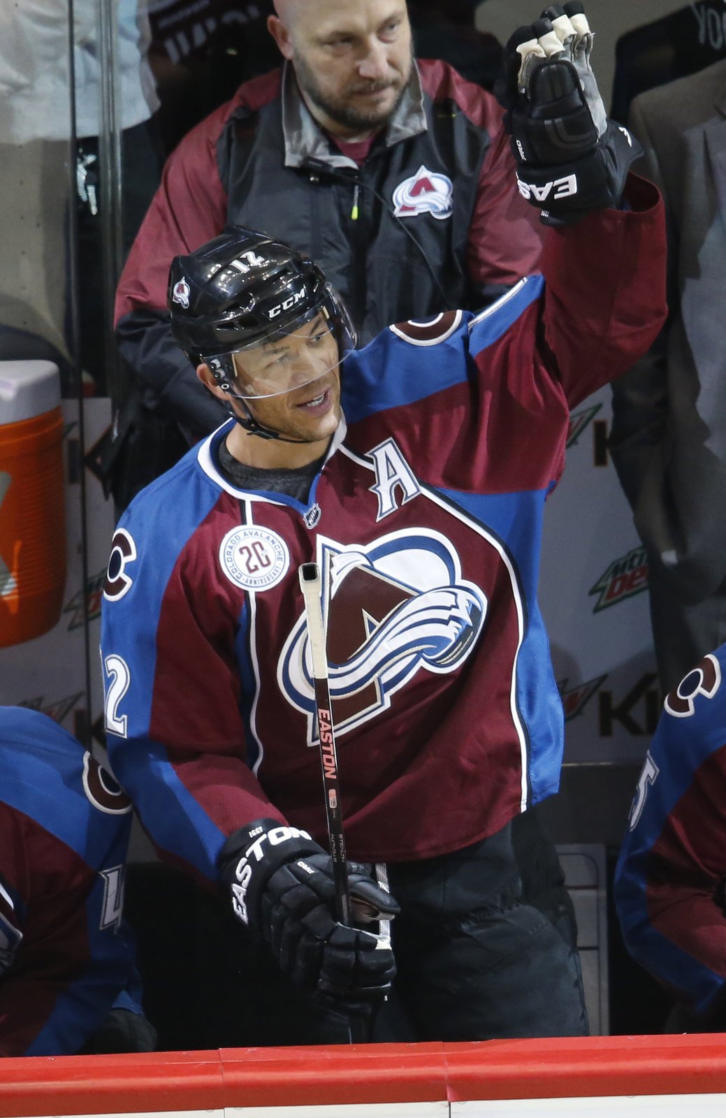 Fanoušci aplaudují Jarome Iginlovi, který jako 19. hráč historie vstřelil 600. gól v NHL