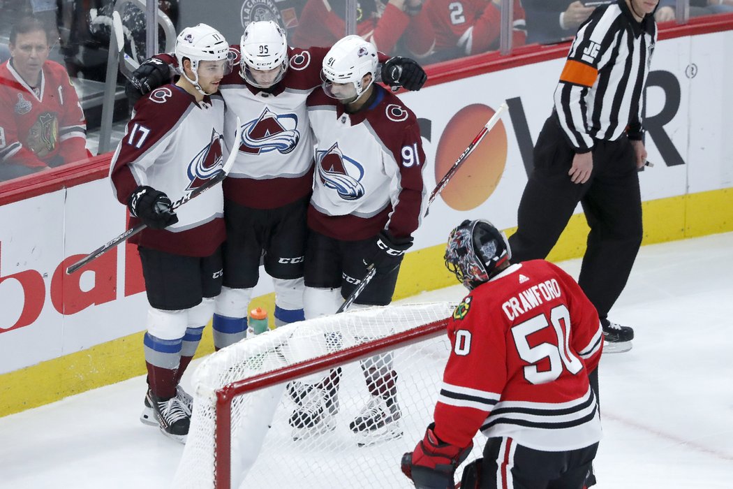 Andre Burakovsky z Colorada (uprostřed) uspěl potřinácté v sezoně