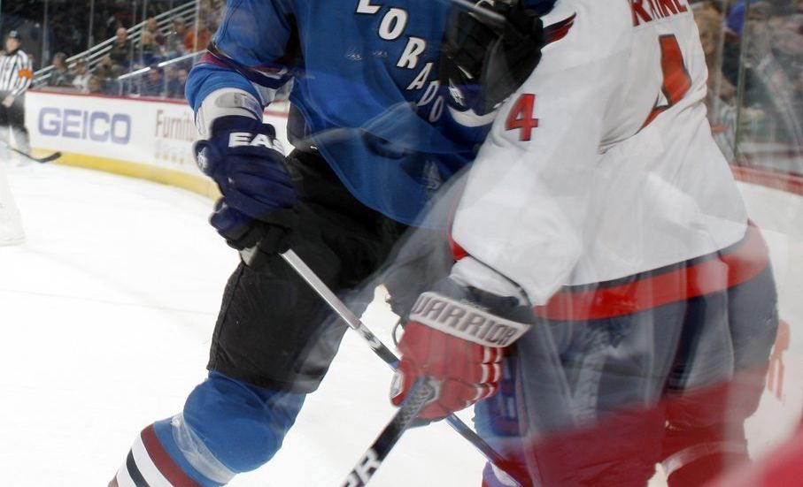 David Kočí se opřel do Erskina už před šarvátkou, soupeřova hokejka pak uvázla mezi dvěma pláty plexiskla