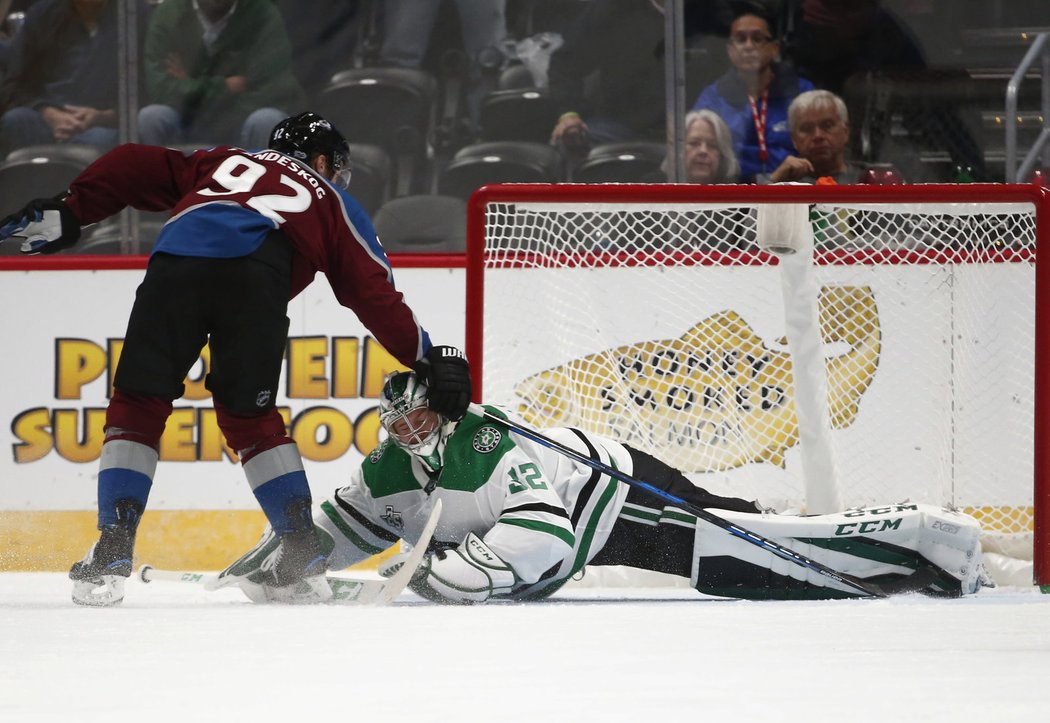 Parádičku si během trestného střílení dovolil Gabriel Landeskog, brankář Kari Lehtonen z Dallasu byl ale připraven