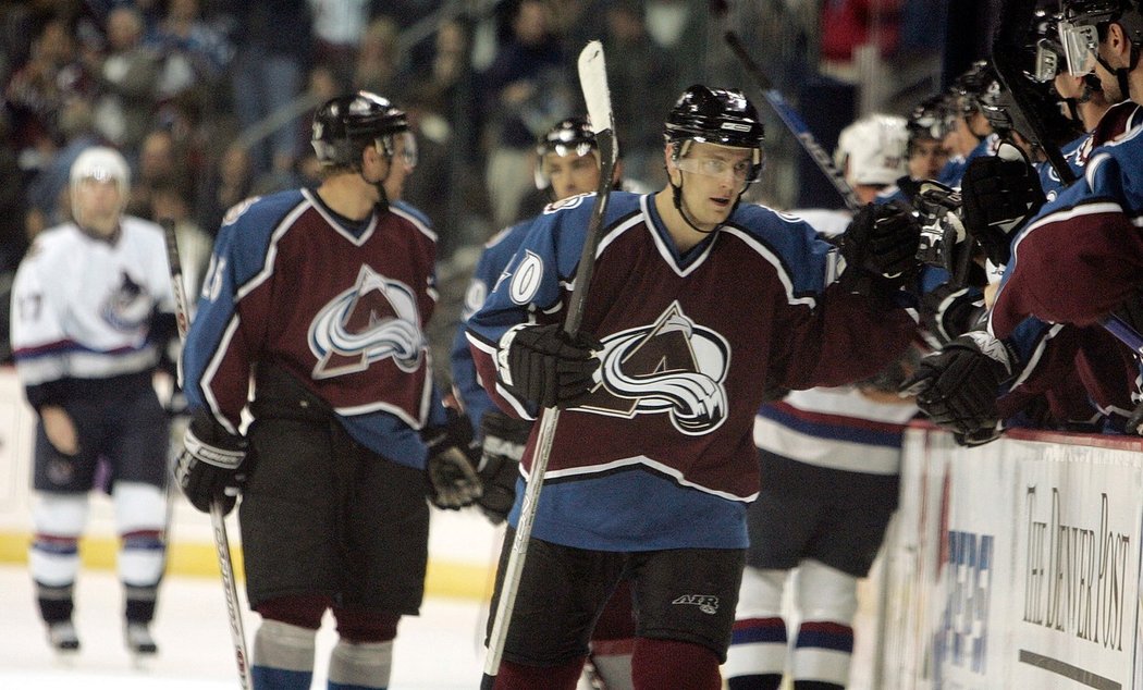 Slovenský hokejista Marek Svatoš (uprostřed) se raduje z gólu v dresu Colorada. Celkem se v NHL trefil stokrát.