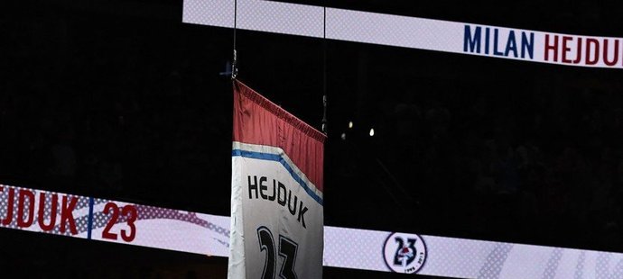 Milan Hejduk se svojí rodinou sledují, jak dres s číslem 23 stoupá pod strop haly