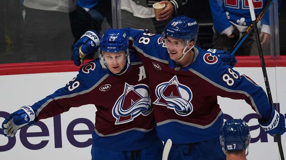 Martin Nečas se raduje z gólu s Nathanem MacKinnonem