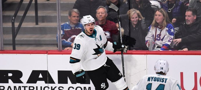 Logan Couture se blýskl hattrickem, kterým zařídil San Jose v semifinále Západní konference výhru 4:2 v Coloradu a vedení v sérii 2:1.