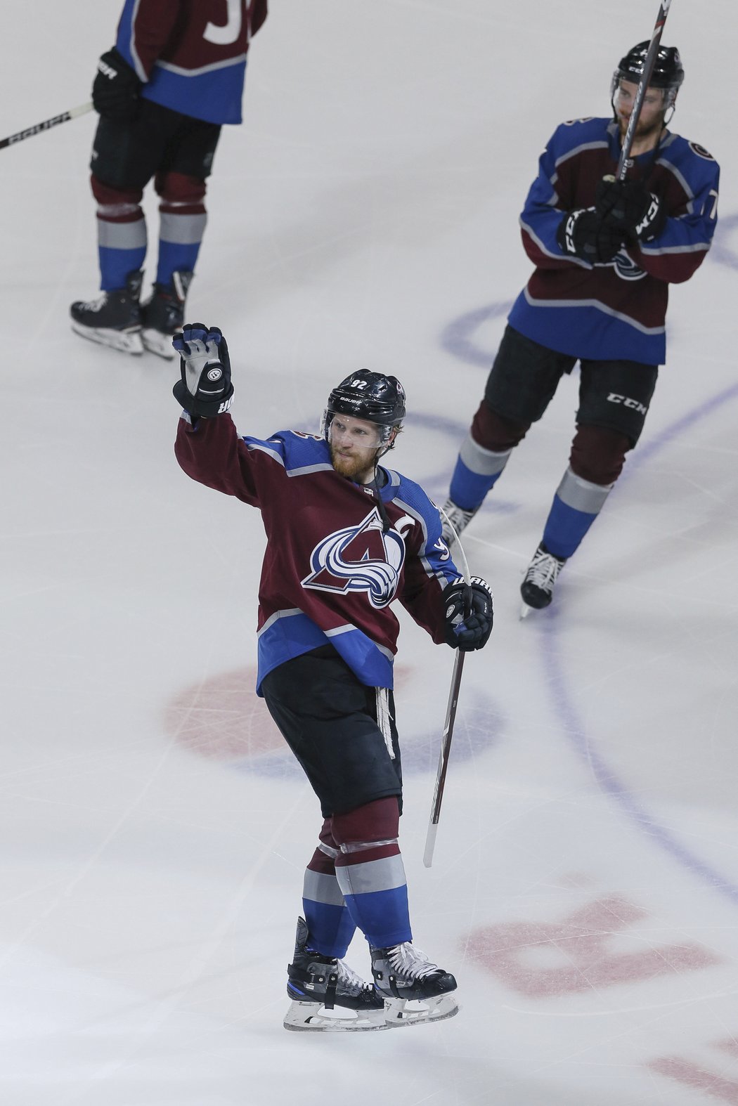 Gabriel Landeskog zdraví diváky po vítězství 4:3 v prodloužení nad San Jose.