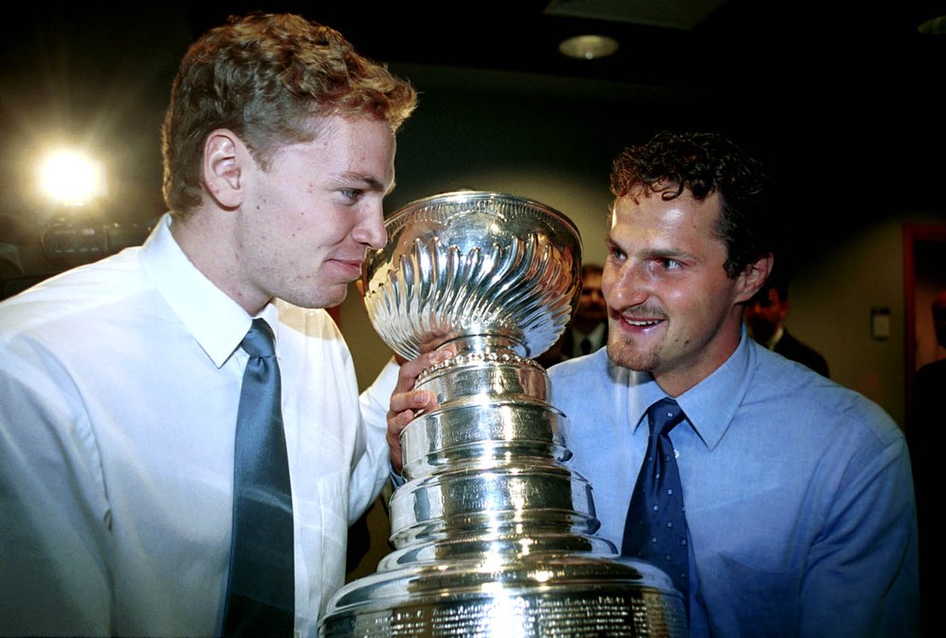 Milan Hejduk (vpravo) a Martin Škoula se Stanley Cupem, který vyhráli v roce 2001 jako hráči Colorada