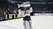 Český gólman Pavel Francouz se raduje ze Stanley Cupem