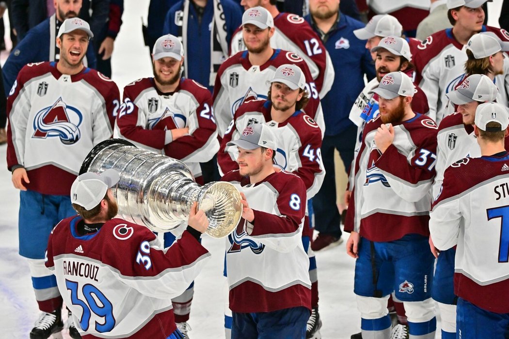 Pavel Francouz předává Stanley Cup