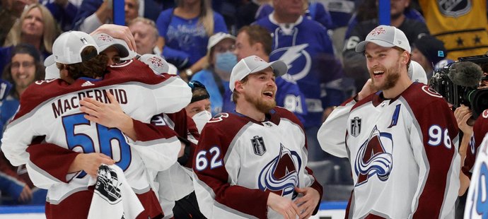 Parťáci od dětství Artturi Lehkonen (č. 62) a Mikko Rantanen (96)