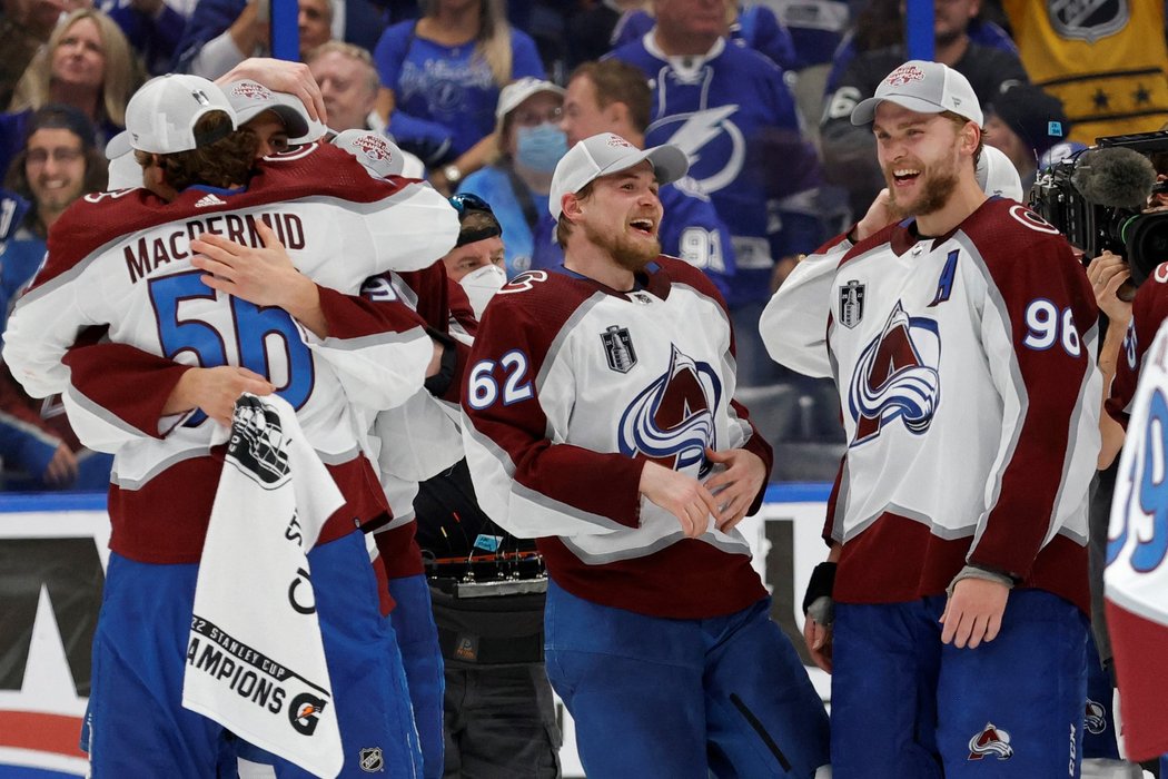 Parťáci od dětství Artturi Lehkonen (č. 62) a Mikko Rantanen (96)