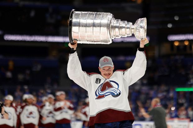 Obránce Cale Makar se Stanley Cupem Obránce Cale Makar se Stanley Cupem