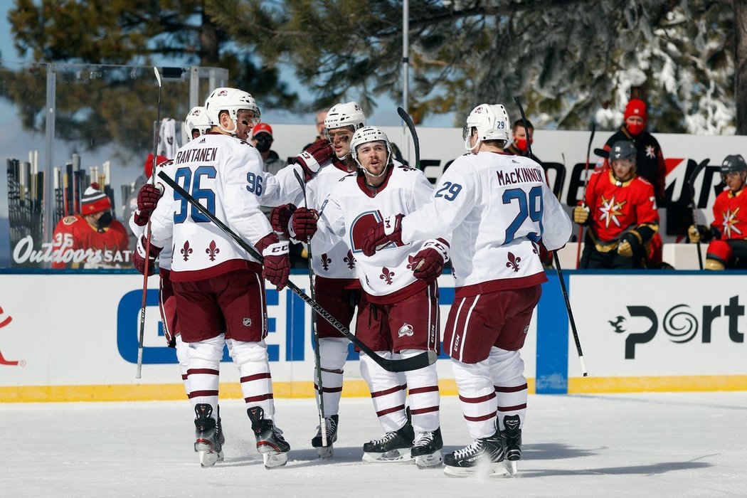 Hokejisté Colorada se radují z úvodního gólu zápasu s Vegas u jezera Tahoe