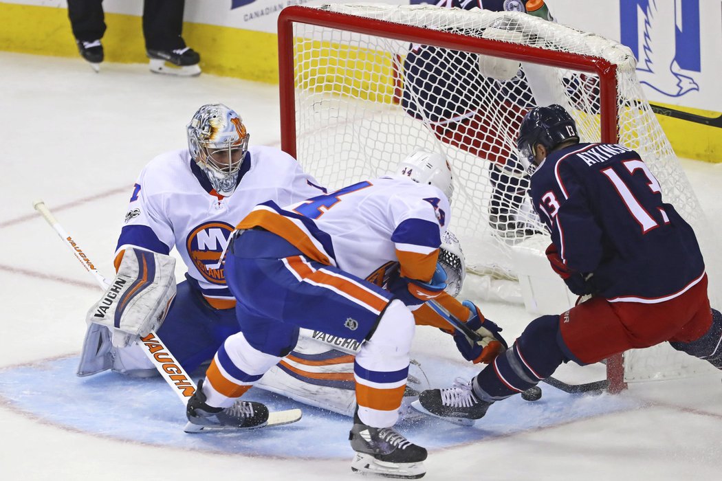 Cam Atkinson posílá puk za záda brankáře Greisse a Columbus vede 2:0