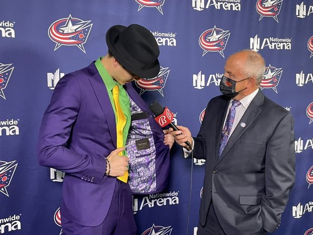 Jokerův oblek při rozhovoru předvedl gólman Columbusu Elvis Merzlikins Jokerův oblek při rozhovoru předvedl gólman Columbusu Elvis Merzlikins