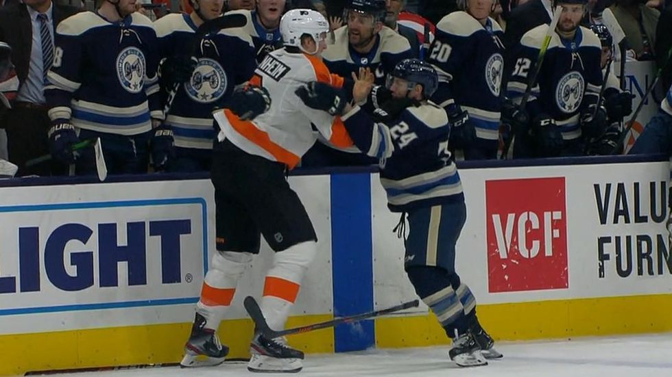 Nathan Gerbe si poradil s Travisem Sanheimem i přes výrazný výškový deficit