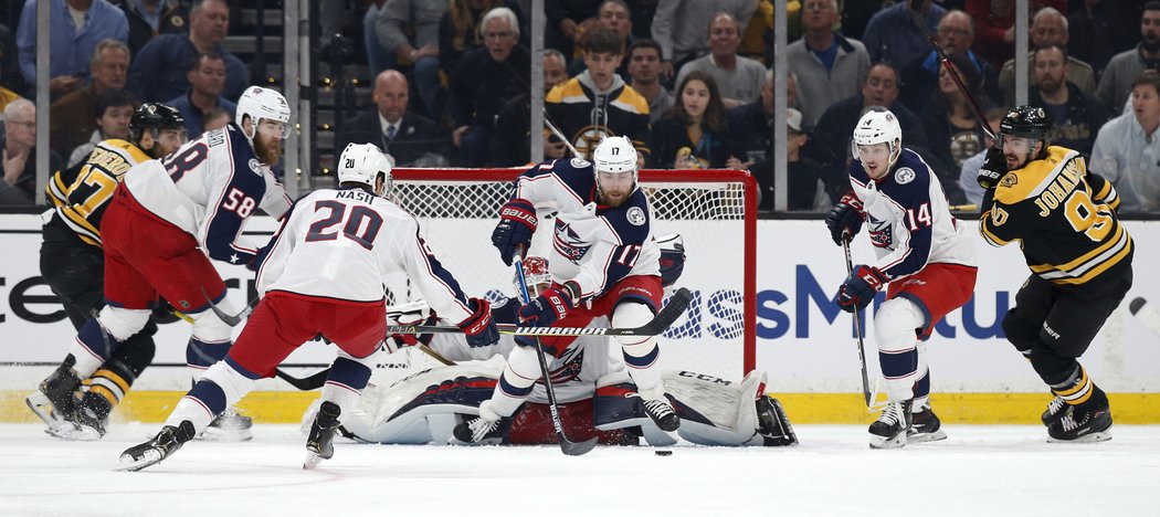 Brandon Dubinsky dal gól, tady ale pomáhá v obraně