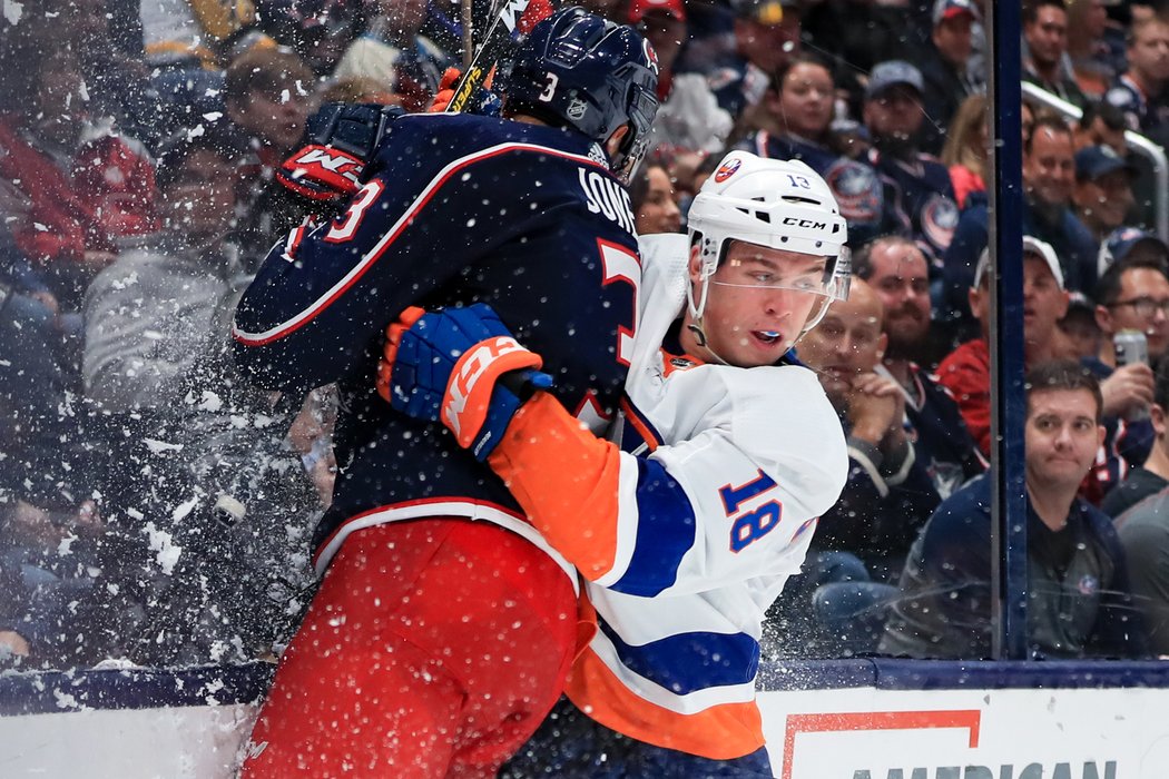 Anthony Beauvillier z Islanders dohrál u mantinelu obránce Setha Jonese z Columbusu