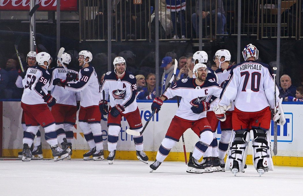 Hokejisté Columbusu zvítězili v pátečním utkání NHL na ledě New Yorku Rangers 3:2 po nájezdech a obsadili poslední volné postupové místo do play off.