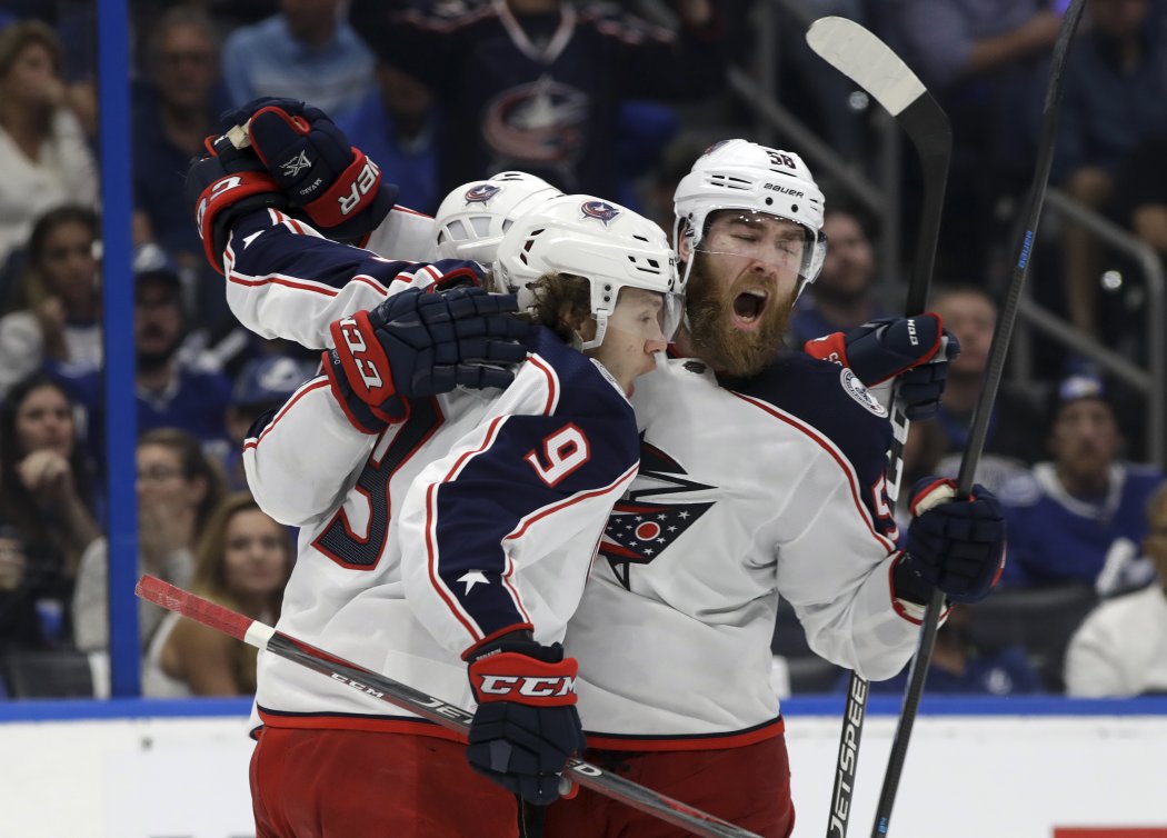 Artěmi Panarin a David Savard slaví další trefu v síti Tampy