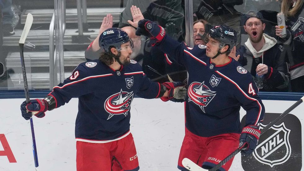 Cole Sillinger a Ivan Provorov se radují z gólu Columbusu
