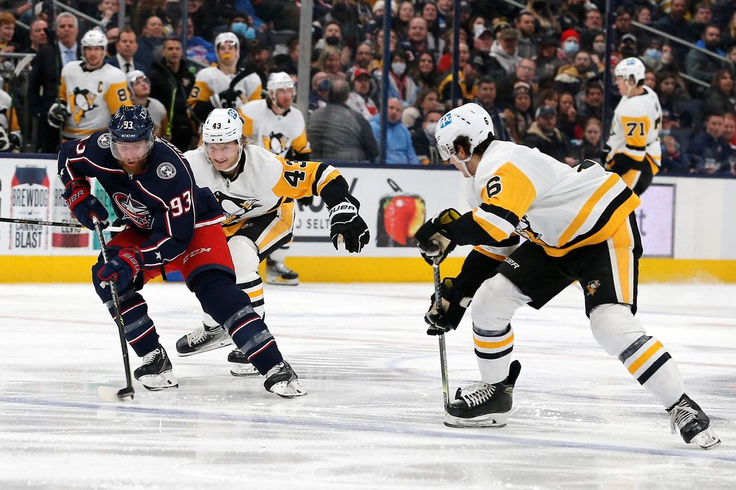 Jakub Voráček v zápase s Pittsburghem