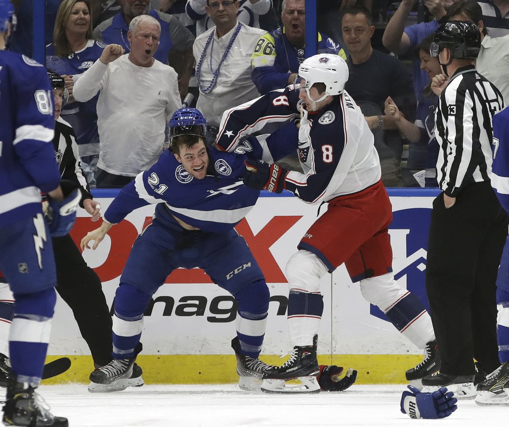 Brayden Point se pokusil tým nažhavit rvačkou se Zachem Werenskim