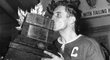 Legendární hokejista Jean Beliveau byl prvním hráčem NHL, kdo získal Conn Smythe Trophy, tedy cenu pro nejužitečnějšího hráče v play off