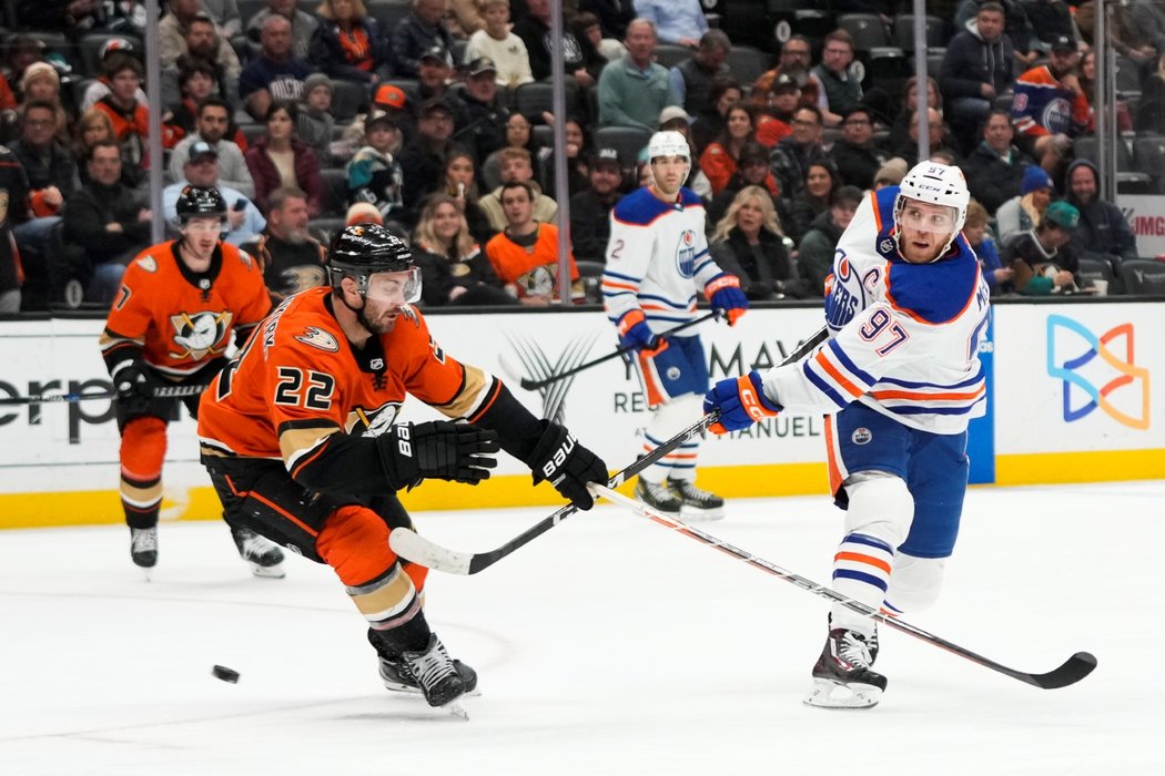 Connor McDavid během zápasu proti Anaheimu