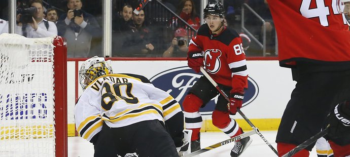 V dresu New Jersey vyjel k soutěžní premiéře americký supertalent Jack Hughes. A jednička posledního draftu si v domácím Prudential Center vedla skvěle.