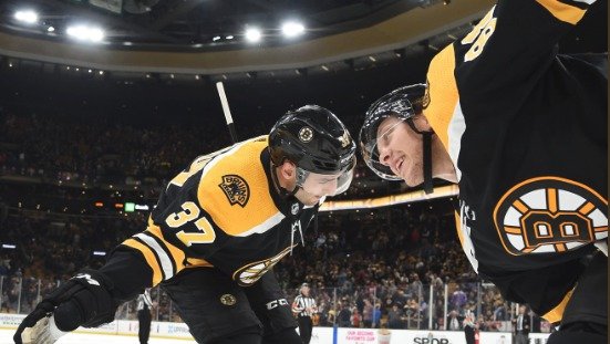 Brad Marchand, Patrice Bergeron, David Pastrňák. Ofenzivní trojzubec Bostonu, ze kterého měla v loňské sezoně nahnáno celá NHL, zase řádí.