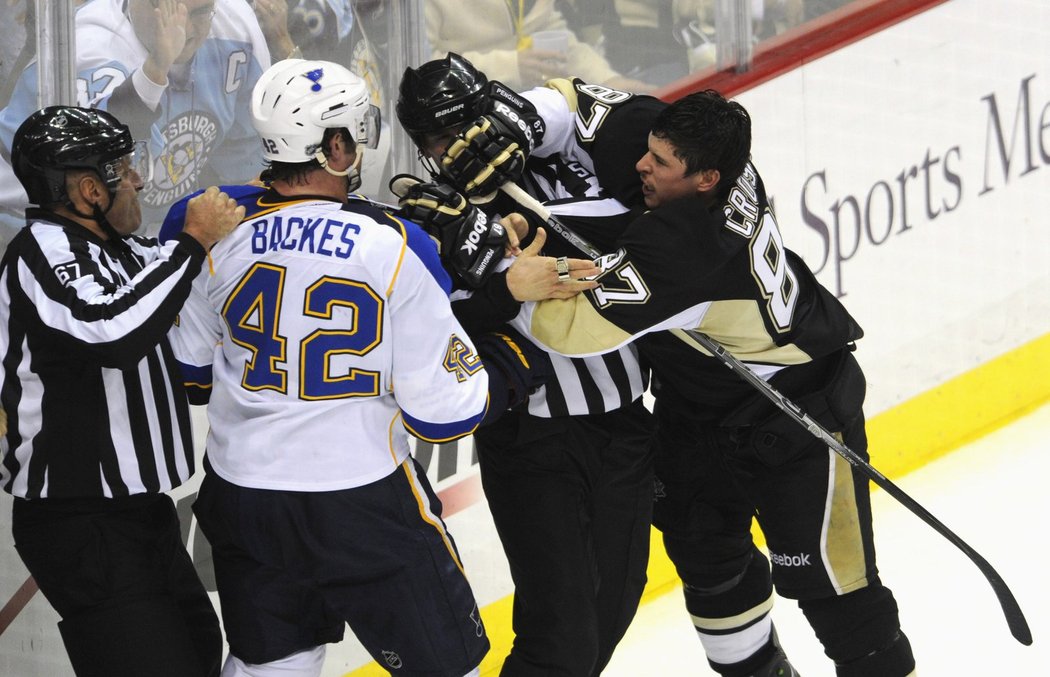 Sidney Crosby se pošťuchuje s kapitánem St.Louis Backesem.
