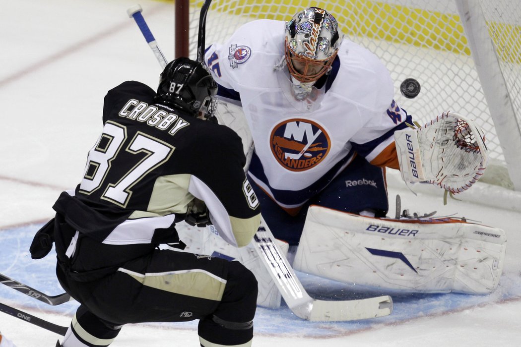 Sidney Crosby překonává při svém návratu brankáře Islanders Nilssona.