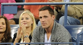 Kráska a zvíře. Sexbomba od vedle Elisha Cuthbert se zasnoubila s drsňákem z NHL