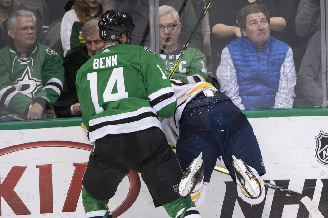 Jamie Benn poslal na mantinel v souboji kapitánů Jacka Eichela z Buffala, ale potrestán nebyl