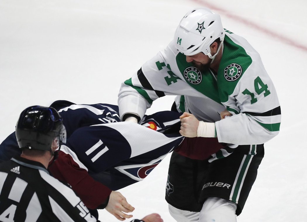 Kapitán Dallasu Jamie Benn seřezal v bitce Matta Calverta z Colorada