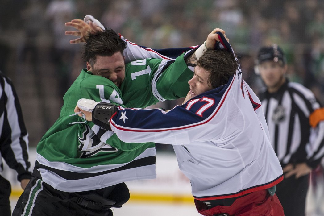 Jamie Benn z Dallasu a Josh Anderson z Columbusu předvedli jednu z nejlepších bitek sezony