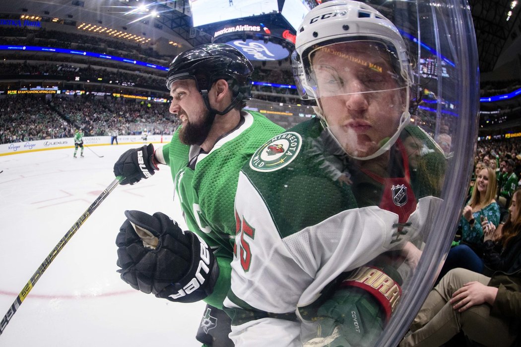 Jamie Benn namáčkl na mantinel v Dallasu obránce Jonase Brodina z Minnesoty