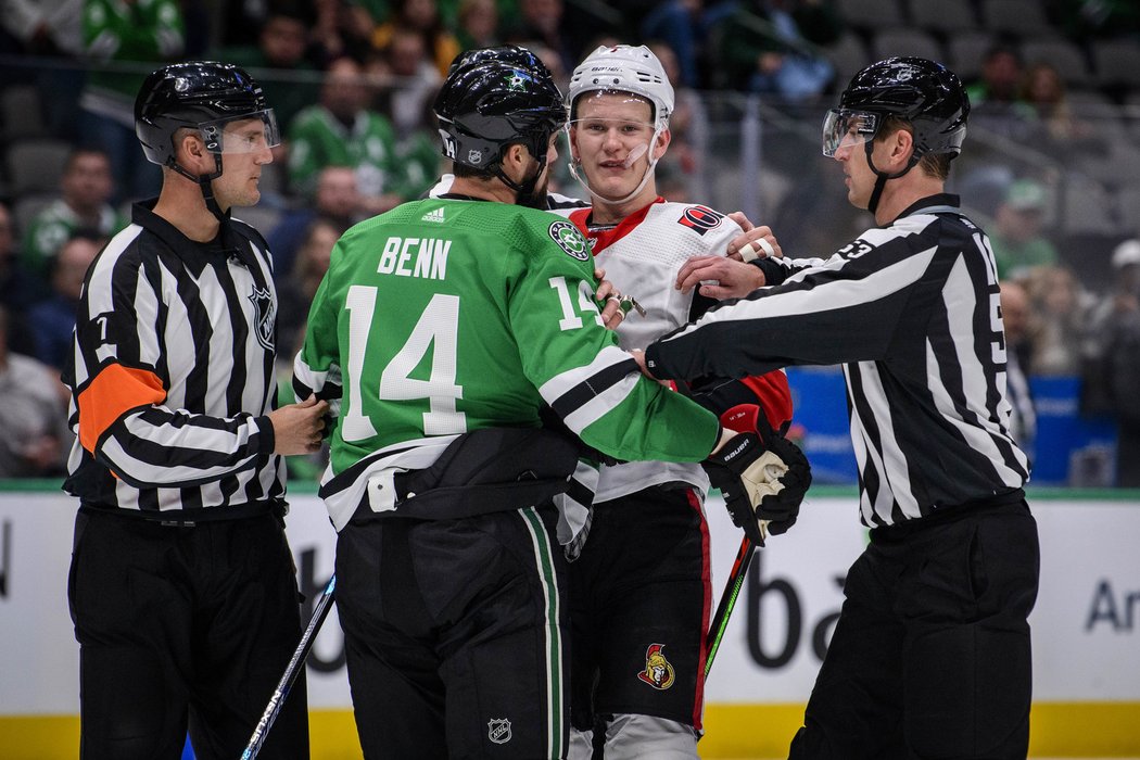 Jamie Benn si něco vyříkává s mladíkem Bradym Tkachukem z Ottawy