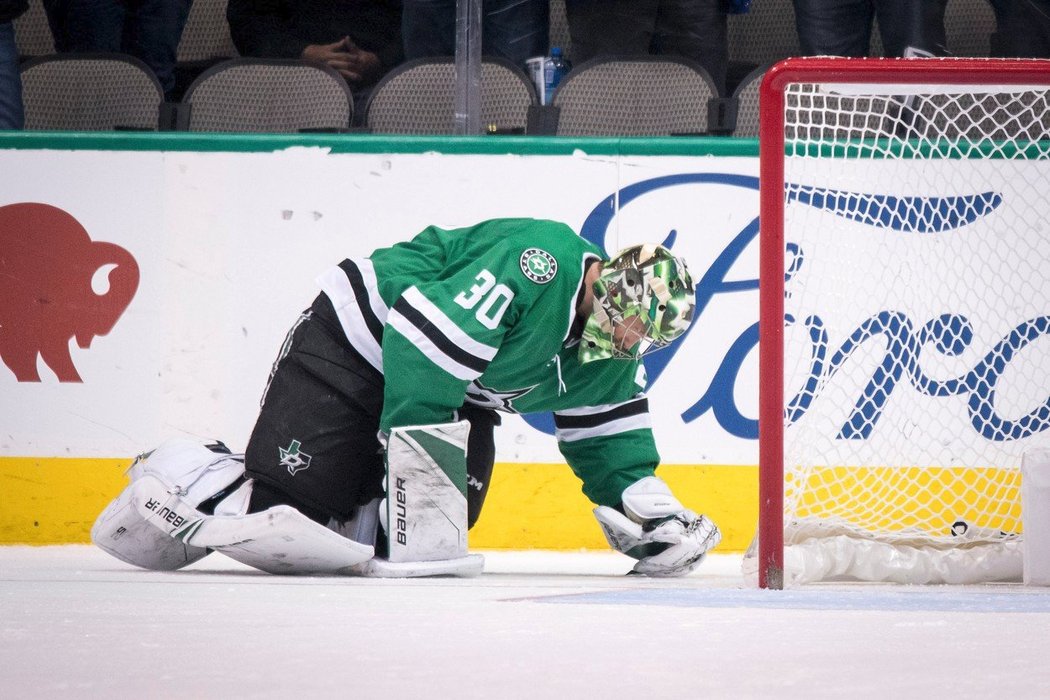 Otřesený brankář Dallasu Ben Bishop po zákroku od Garneta Hathawaye.