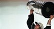 Hvězdný útočník Mike Modano se raduje ze zisku Stanley Cupu v roce 1999.