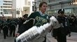 Mike Modano při oslavách Stanley Cupu v roce 1999.