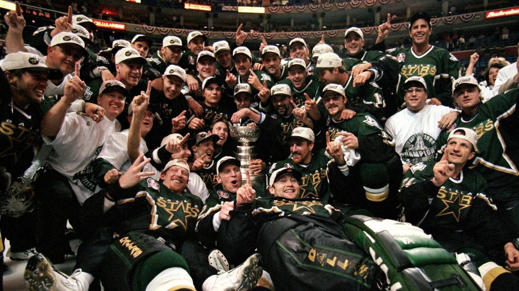 O triumfu Dallasu v šestém finále Stanley Cupu v roce 1999 proti Buffalu rozhodlo kontroverzní trefa Bretta Hulla