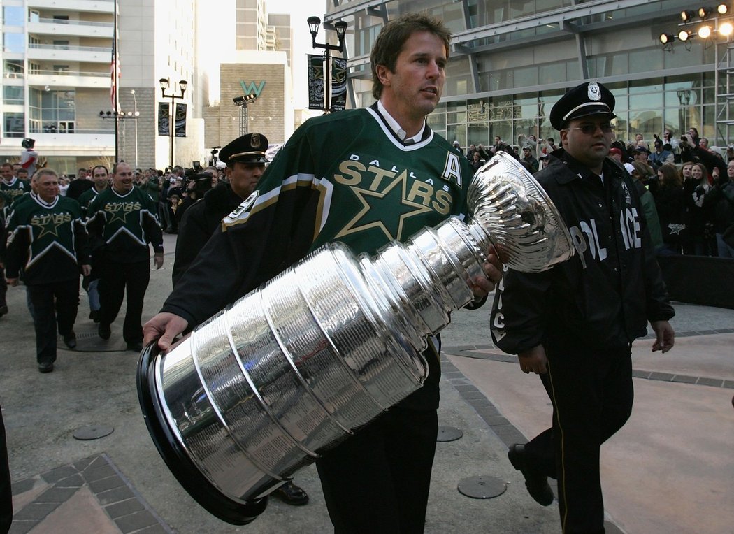 Mike Modano při oslavách Stanley Cupu v roce 1999.