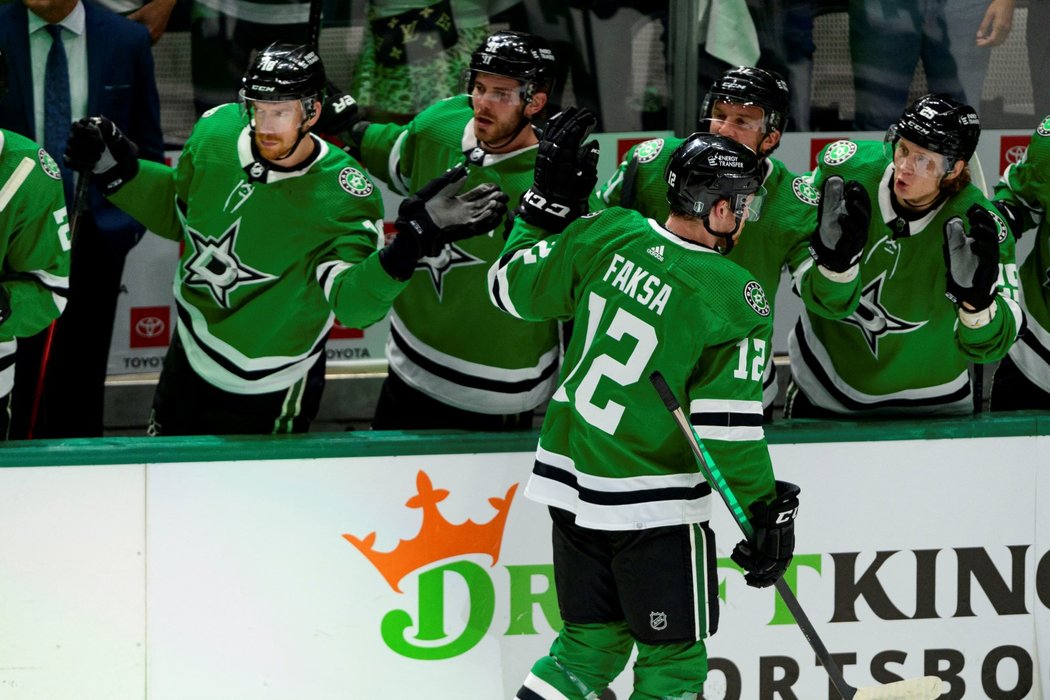 Radek Faksa se raduje z gólu proti Calgary