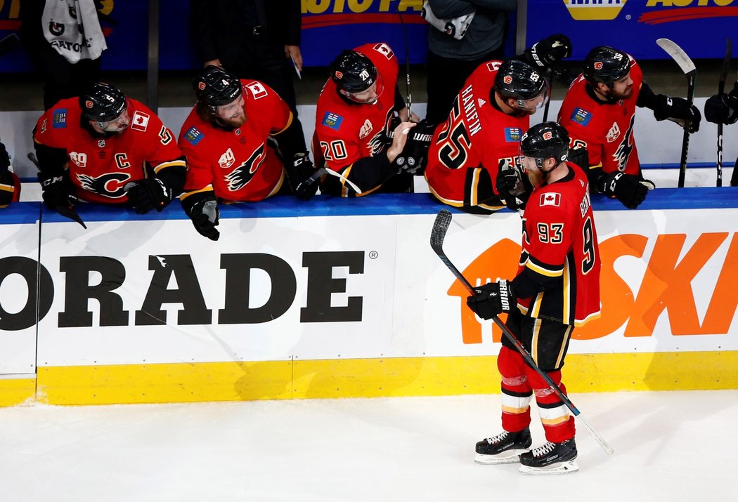 Hokejisté Calgary slaví vstřelenou branku ve čtvrtém zápase s Dallasem