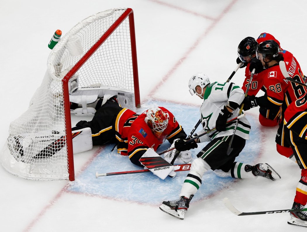 Cam Talbot v power-play Dallasu inkasoval dvakrát, první branku sudí neuznali, druhou už ano