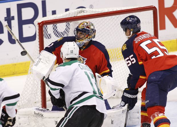 Roberto Luongo výhrou číslo 372 vyrovnal 14. příčku v historických tabulkách NHL. Roberto Luongo výhrou číslo 372 vyrovnal 14. příčku v historických tabulkách NHL.