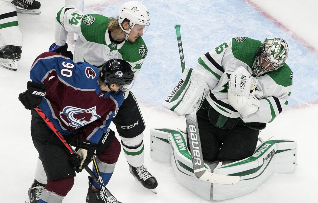 První hvězdou duelu byl Francouzův rival Anton Khudobin, který chytil 38 střel.